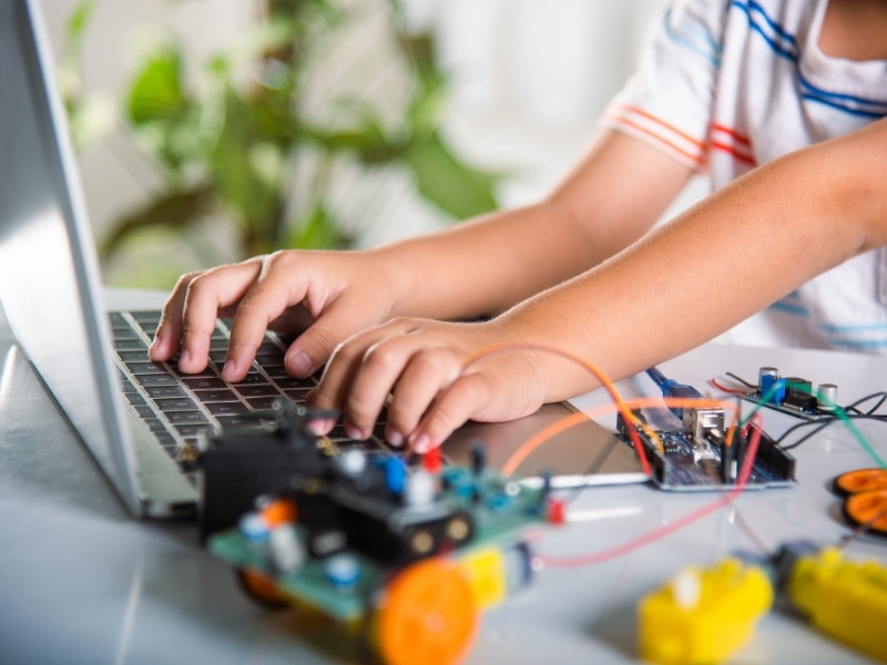 Đưa trẻ em vào thế giới công nghệ lập trình robot ngay từ nhỏ