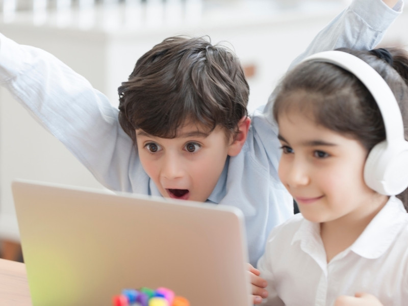 Ba mẹ có nên cho trẻ tiếp xúc sớm với máy tính ?